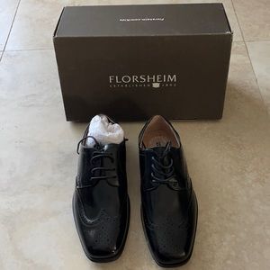 Never worn- Florsheim Reveal Wing Jr. Oxford